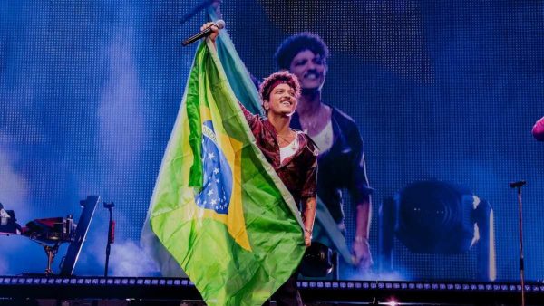 Bruno Mars aparece em hotel, em Curitiba