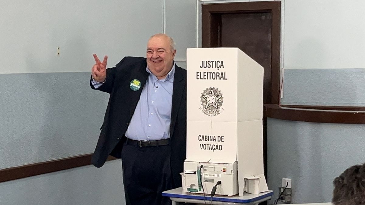 Greca vota e fala sobre deixar a prefeitura: "Curitiba é a nossa casa"