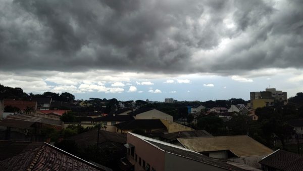 Chuva forte atinge cidade do Paraná e causa alagamentos; vídeos