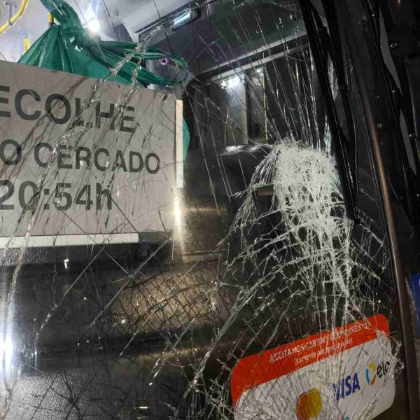 Carro capota e causa congestionamento no Contorno Leste, em São José dos Pinhais