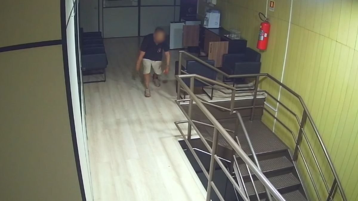 Homem invade Câmara de Vereadores, come um lanche e foge no PR; assista