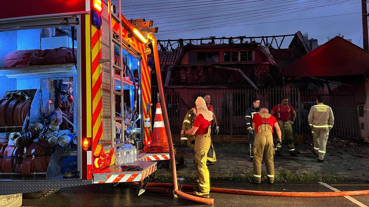 Incêndio destrói sobrado e carros em Curitiba