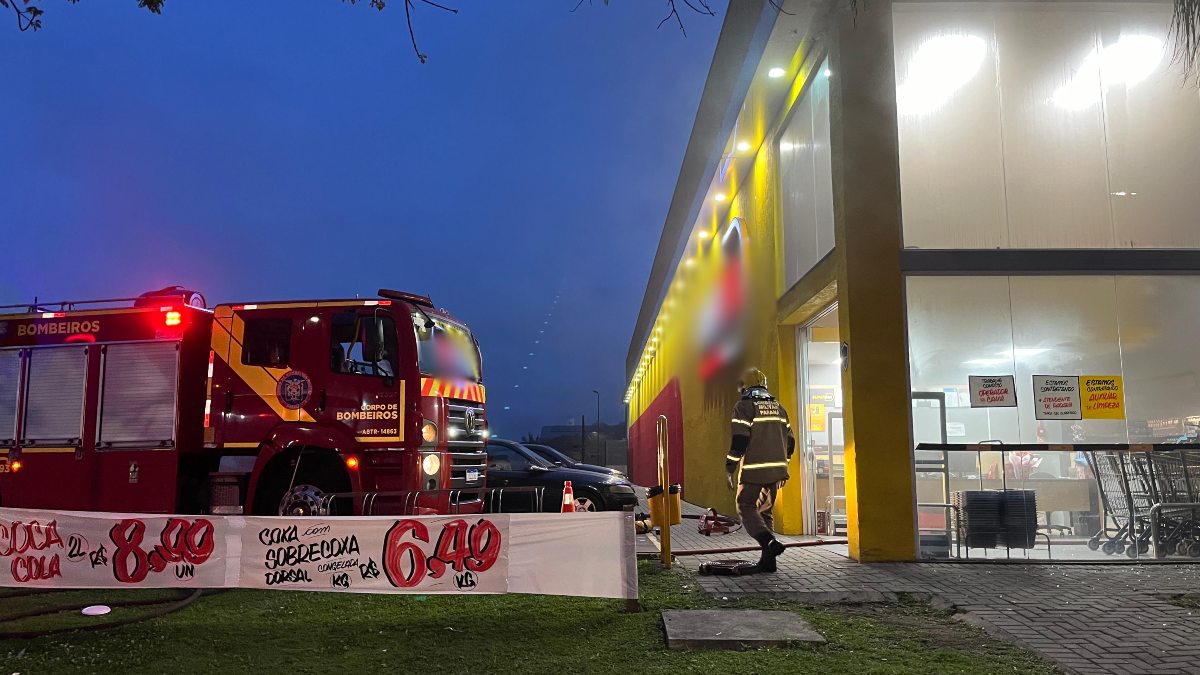 Incêndio em supermercado mobiliza bombeiros em Curitiba