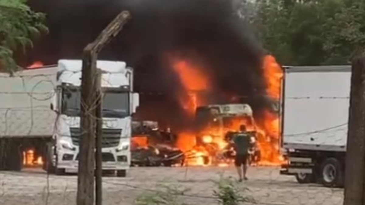 Um incêndio de grandes proporções atingiu vários caminhões e carretas de uma transportadora localizada às margens da rodovia PR-323, em Umuarama, noroeste do Paraná, na manhã desta quarta-feira (9). De acordo com as primeiras informações do Corpo de Bombeiros, o incêndio começou por volta das 7h, em um veículo que passava por manutenção dentro do pátio da transportadora. Em seguida, as chamas se alastraram rapidamente, atingindo outros caminhões e uma área de mata que fica nos fundos da empresa.