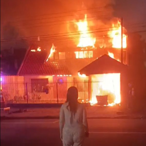 Um homem suspeito de uma série de assaltos morreu em um confronto com uma equipe do Batalhão de Rondas Ostensivas de Natureza Especial (Rone) da Polícia Militar do Paraná (PMPR), no bairro Cajuru, na manhã desta sexta-feira (18). De acordo com as informações da polícia, o suspeito dirigia um veículo roubado de uma de suas vítimas na quarta-feira (16). Ainda conforme a PM, o homem estava com um revólver calibre 38, mas costumava utilizar armamento pesado nos assaltos.