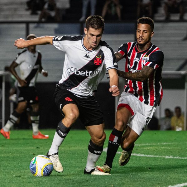 Matheus Frizzo comemora gol em Coritiba x Amazonas, pela Série B 2024