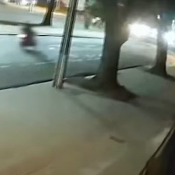 Motociclista atropela pedestre na Avenida Victor Ferreira do Amaral