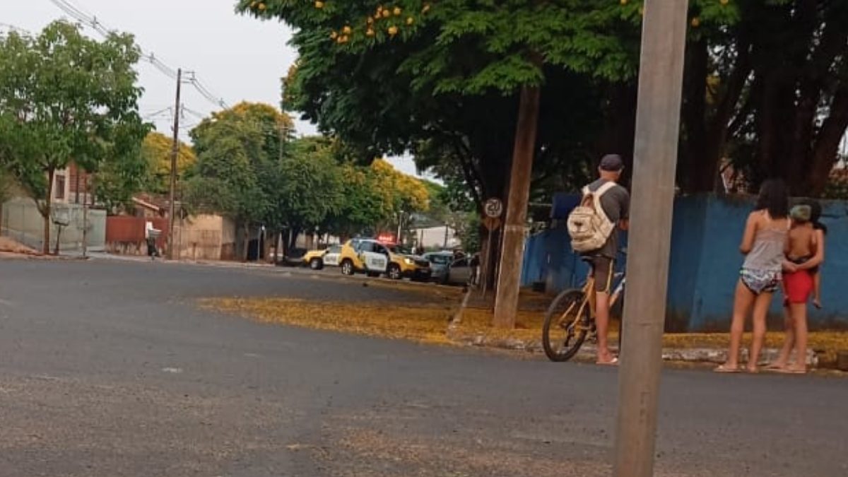 Confronto em frente a escola termina com jovem morta após perseguição policial
