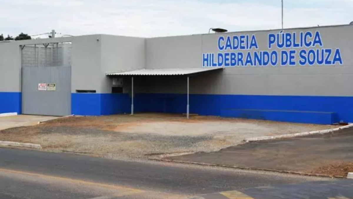 Um jovem foi assassinado na Cadeia Pública Hildebrando de Souza, em Ponta Grossa, nos Campos Gerais do Paraná, na quarta-feira (16) à noite, um dia após ser preso. De acordo com a Polícia Civil do Paraná (PCPR), João Vitor Domingues Correia, de 19 anos, foi atingido por diversos golpes de estoque, uma espécie de faca artesanal. O detento autor do crime foi autuado em flagrante. 