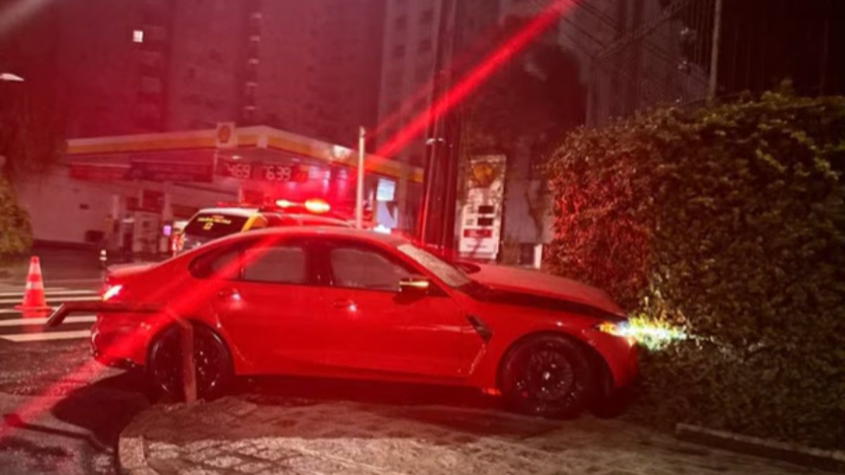 Oito jovens que estavam em BMW que colidiu em muro seriam estudantes de medicina