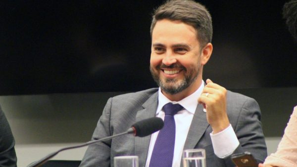 O governador de São Paulo, Tarcísio de Freitas (Republicanos), afirmou neste domingo (27), que a inteligência do Governo interceptou mensagens do Primeiro Comando da Capital (PCC) incentivando votos no candidato Guilherme Boulos (PSOL) à Prefeitura de São Paulo. Tarcísio não apresentou provas ou se aprofundou sobre o assunto. Em resposta, a campanha de Boulos entrou com ação de investigação judicial eleitoral para apurar abuso de poder político e uso indevido dos veículos de comunicação social pela manifestação do governador.