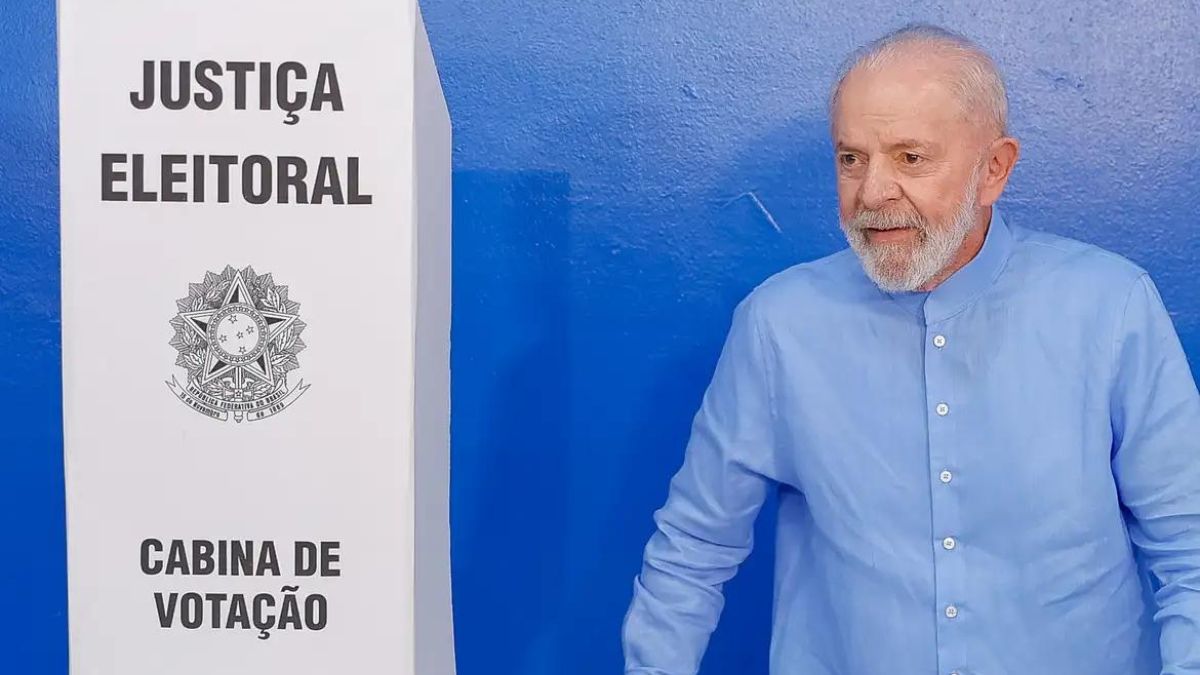 Lula vota em São Paulo e critica fake news nas eleições 