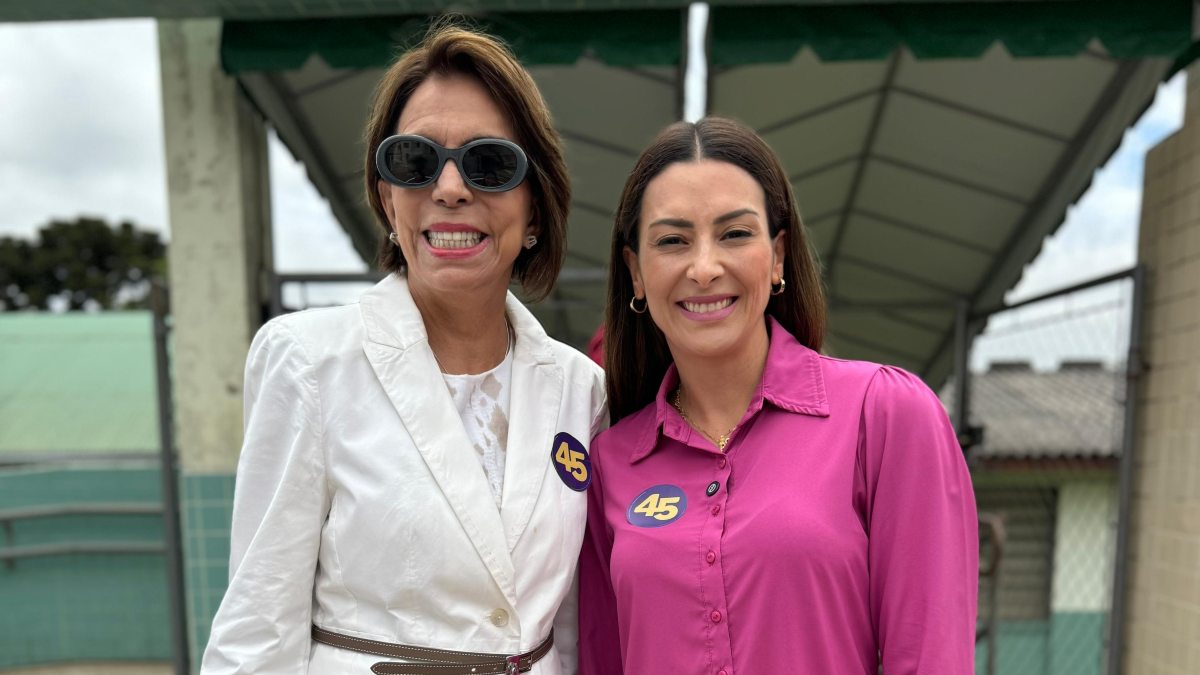 A candidata a vice-prefeita, Sandra Queiroz, ao lado da candidata a prefeita, Mabel Canto (PSDB), durante votação em Curitiba