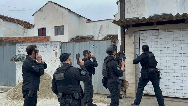 Um homem suspeito de uma série de assaltos morreu em um confronto com uma equipe do Batalhão de Rondas Ostensivas de Natureza Especial (Rone) da Polícia Militar do Paraná (PMPR), no bairro Cajuru, na manhã desta sexta-feira (18). De acordo com as informações da polícia, o suspeito dirigia um veículo roubado de uma de suas vítimas na quarta-feira (16). Ainda conforme a PM, o homem estava com um revólver calibre 38, mas costumava utilizar armamento pesado nos assaltos.