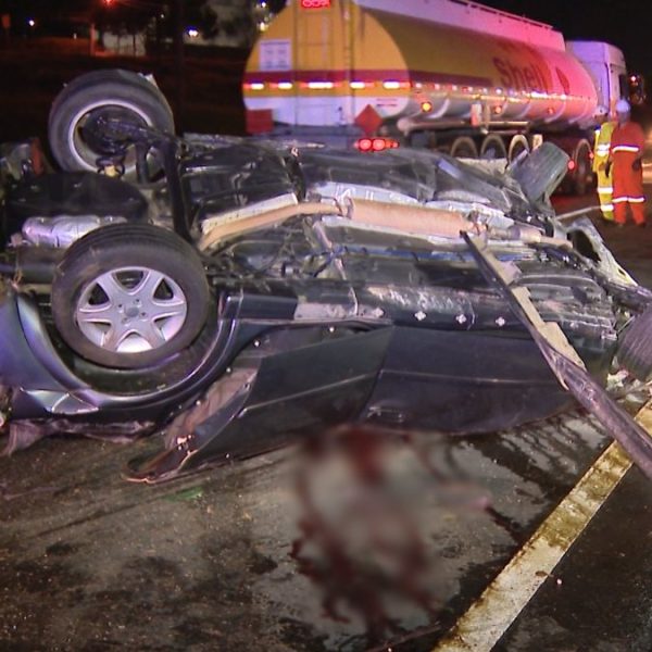 A Polícia Rodoviária Federal (PRF) procura um motorista envolvido em um acidente com morte na BR-277, em Palmeira, nos Campos Gerais do Paraná, no final da tarde de domingo (7). Segundo a PRF, o condutor de um Peugeot 206, que bateu de frente com um caminhão, fugiu do local depois que o acidente causou a morte do passageiro do carro.