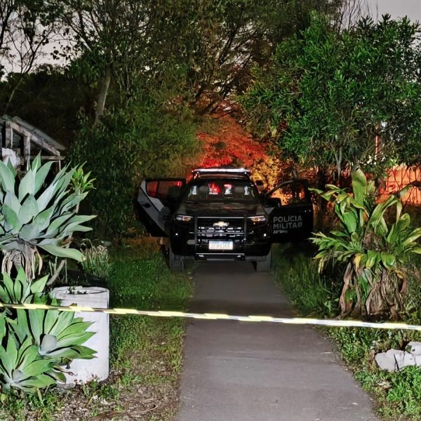 Uma casa foi quase que totalmente consumida pelo fogo na manhã desta quinta-feira (17), no bairro Quississana, em São José dos Pinhais, na Região Metropolitana de Curitiba. De acordo com as informações do Corpo de Bombeiros, o incêndio teria sido provocado por uma criança que brincava com um isqueiro. O incêndio destruiu todas as estruturas de madeira da residência, restando apenas as paredes do banheiro, feitas em alvenaria.