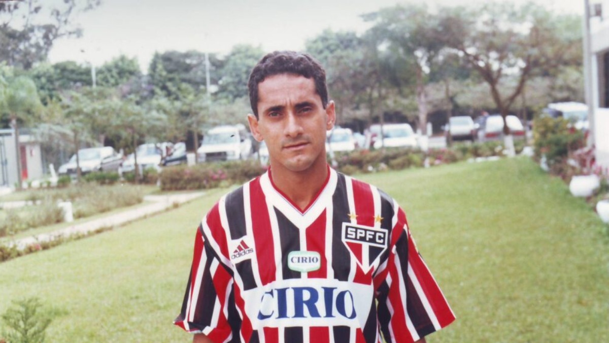 O ex-lateral direito Zé Carlos, que disputou a Copa do Mundo de 1998 pela Seleção Brasileira, morreu na manhã desta sexta-feira, em Osasco, na Grande São Paulo. José Carlos de Almeida, que chegou ao selecionado nacional após se destacaO ex-lateral direito Zé Carlos, que disputou a Copa do Mundo de 1998 pela Seleção Brasileira, morreu na manhã desta sexta-feira, em Osasco, na Grande São Paulo. José Carlos de Almeida, que chegou ao selecionado nacional após se destacar no São Paulo, tinha 56 anos. r no São Paulo, tinha 56 anos.