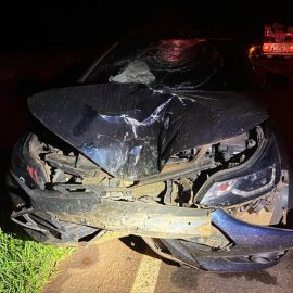 Carro oficial da prefeitura bateu na traseira de uma moto