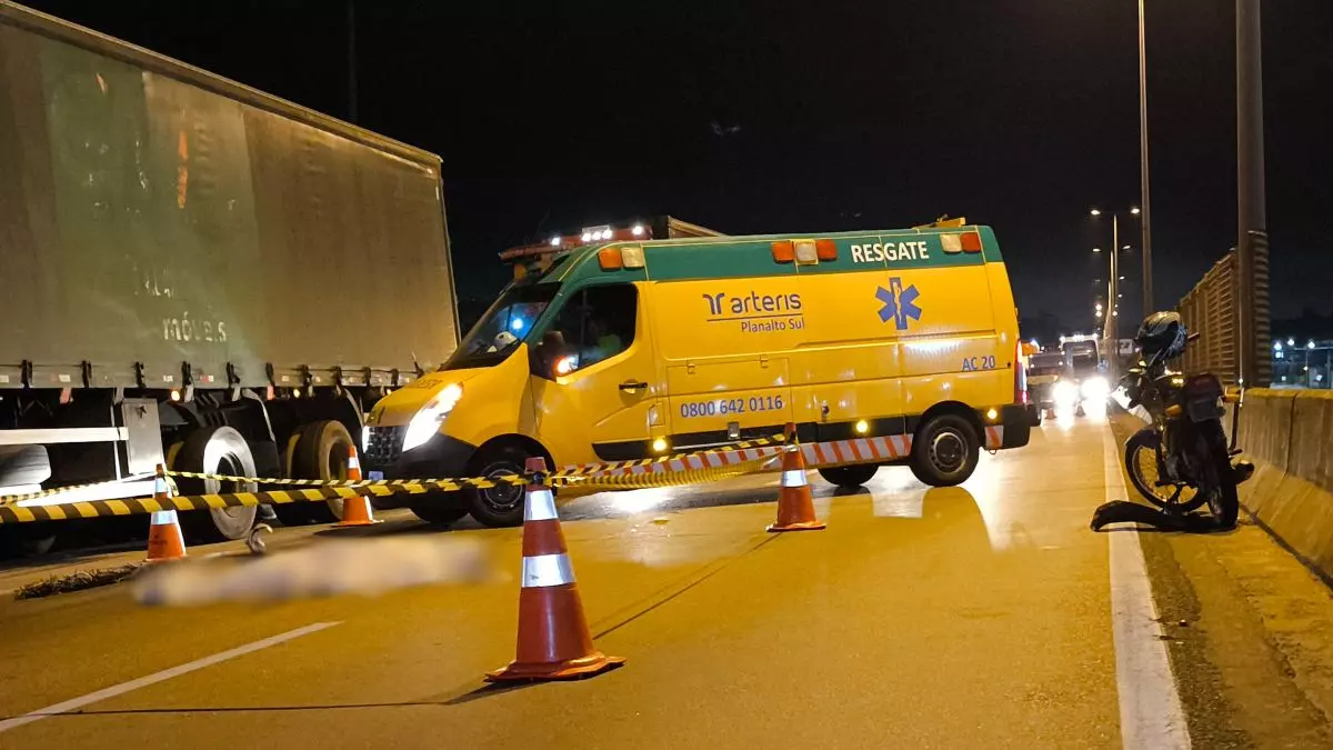 Motociclista morre atingido por ônibus e carreta na BR-116, na Grande Curitiba