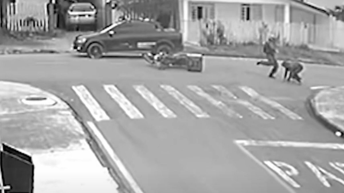 Vídeo mostra momento em que motorista morre após trocar agressões com motoboy