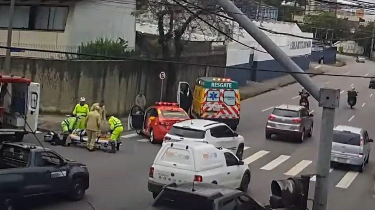 Um motorista de aplicativo é investigado por omissão de socorro após atropelar um jovem, no bairro Novo Mundo, e fugir do local do acidente, na terça-feira (15). Em seguida, ele abandonou a passageira que estava no veículo alegando problemas com a documentação do carro. A vítima do atropelamento foi internada em estado grave.