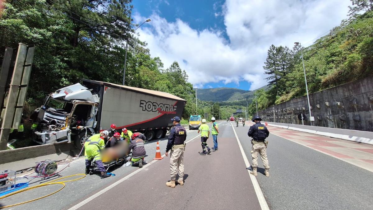 Uma colisão entre dois caminhões na BR-376, em Guaratuba, no litoral paranaense, deixou um motorista gravemente ferido na manhã desta quarta-feira (16). De acordo com a Polícia Rodoviária Federal (PRF), a vítima ficou presa às ferragens e foi levada de helicóptero para o hospital.