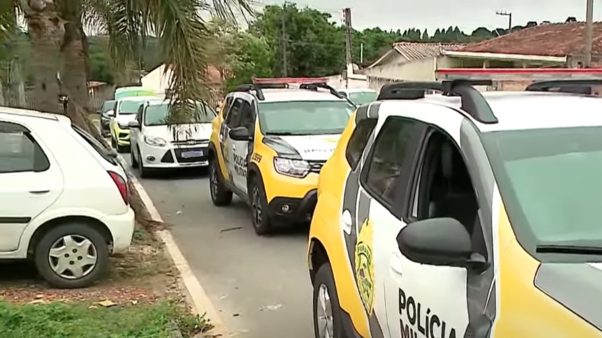 Um motorista morreu após causar uma série de acidentes e entrar em luta corporal com um motociclista que o seguiu para registrar a placa da caminhonete que ele dirigia, no bairro Arruda, em Colombo, Região Metropolitana de Curitiba, no início da tarde desta quinta-feira (3). Entretanto, de acordo com a Polícia Militar do Paraná (PMPR), a causa da morte teria sido um mau súbito, não tendo relação com a briga.