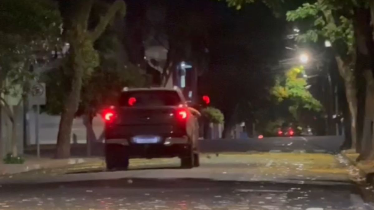 Motoristas são flagrados jogando santinhos em rua do Paraná; vídeo