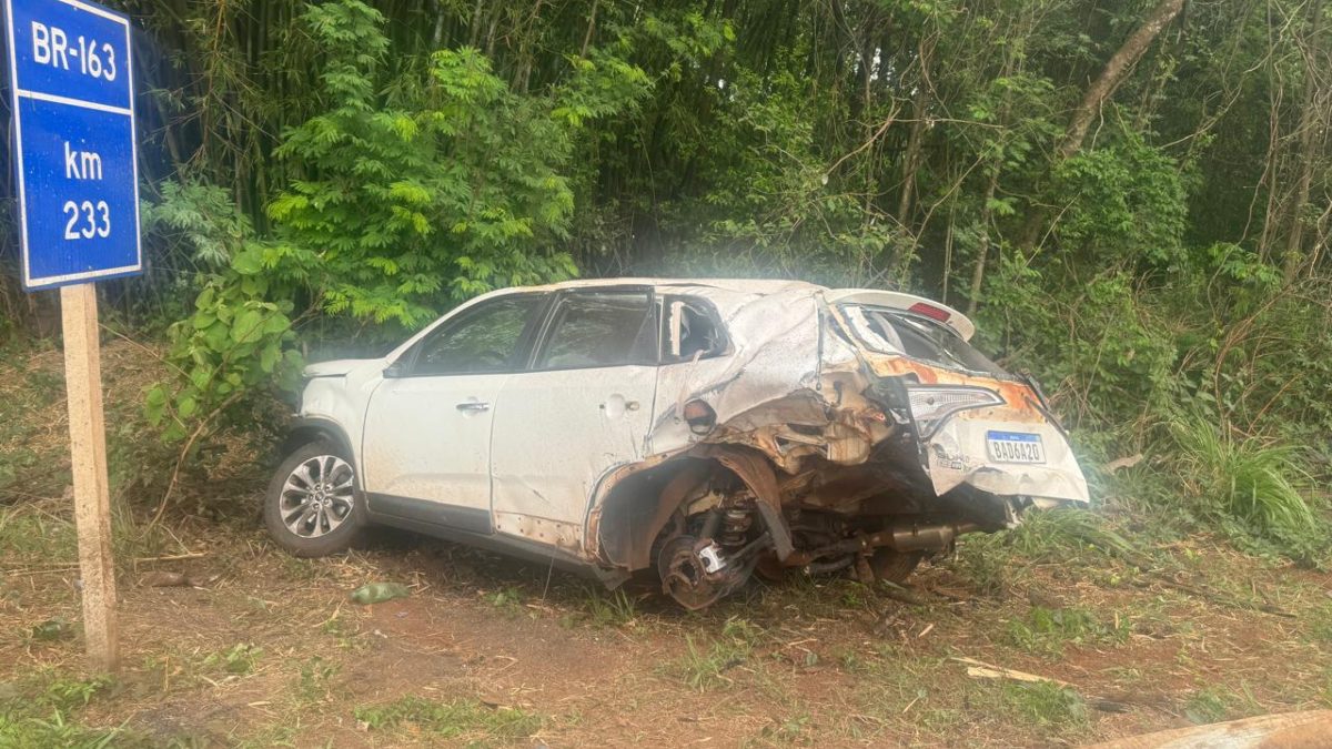 Mulher é arremessada em vidro de caminhão e morre em acidente na BR-363, no PR
