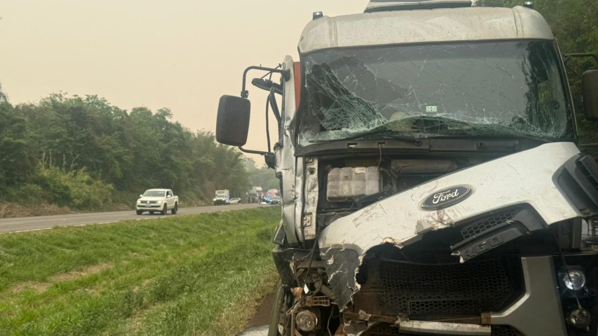 Mulher é arremessada em vidro de caminhão e morre em acidente na BR-363, no PR