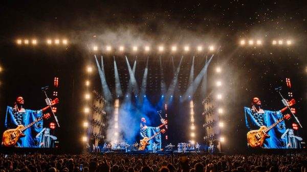 Fãs dormem em fila para show de Bruno Mars em Curitiba