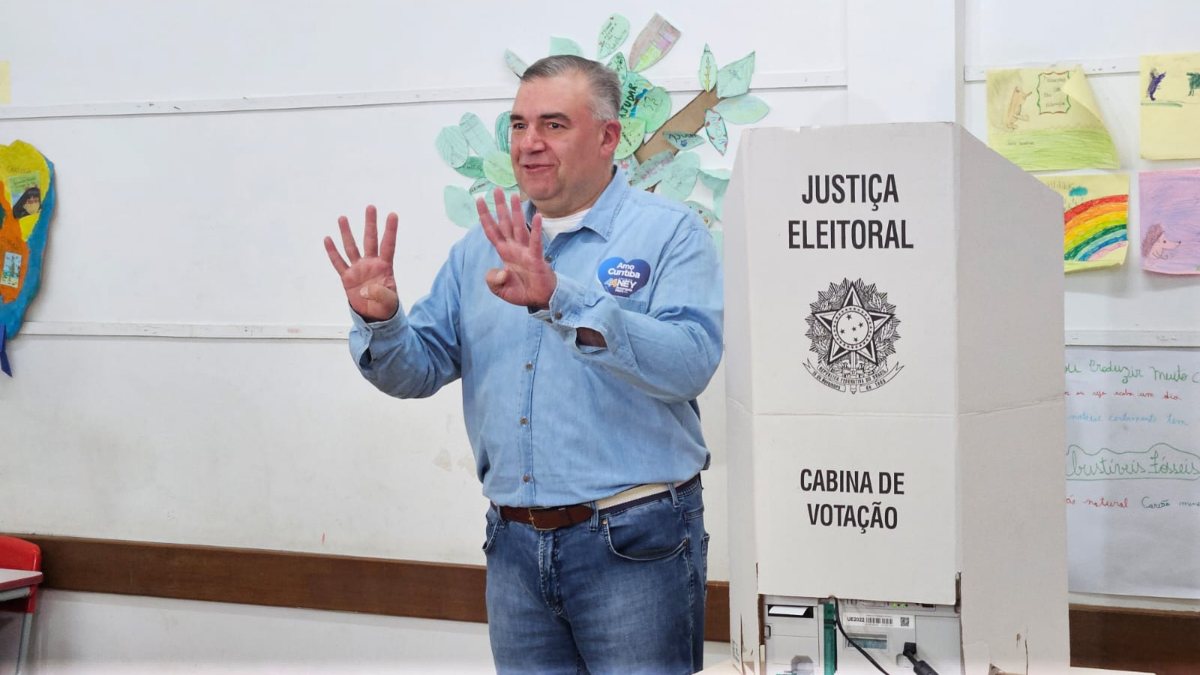 Ney Leprevost vota em escola no bairro Butiatuvinha, em Curitiba