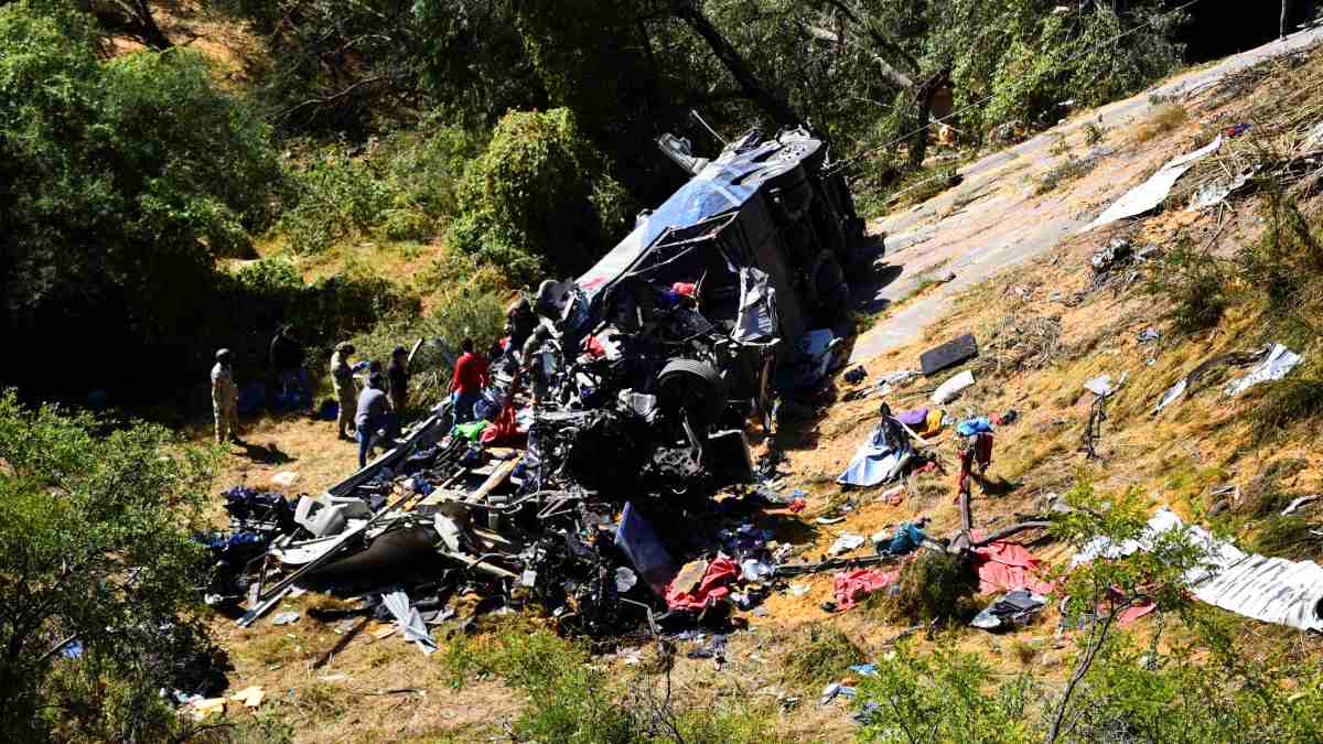 Acidente entre ônibus e caminhão deixa 19 pessoas mortas e 6 feridas