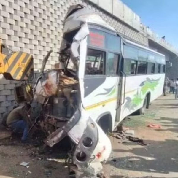 moto destruída, atravessada na pista