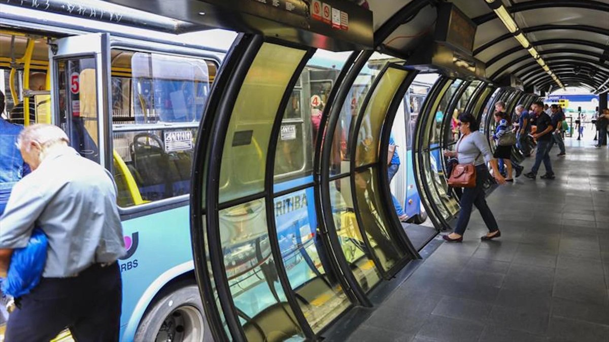 Cristina propõe aumento na tarifa de ônibus para bairros afastados do Centro; entenda