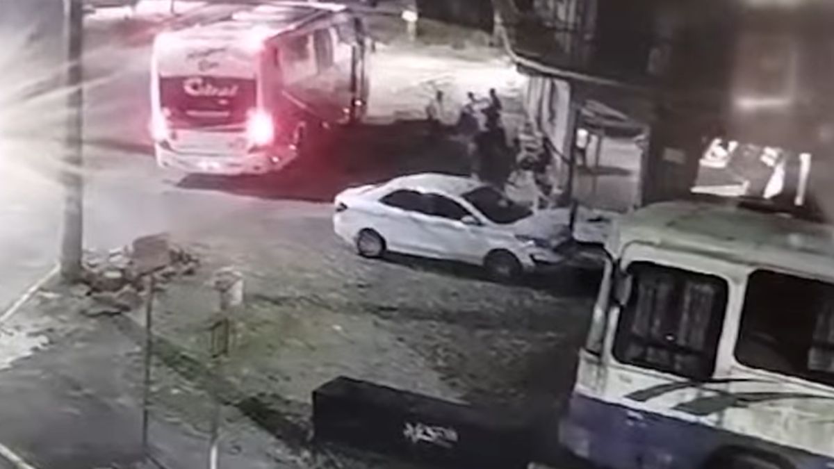 Pai abandona filho com síndrome rara dentro de ônibus, foge e se interna em clínica