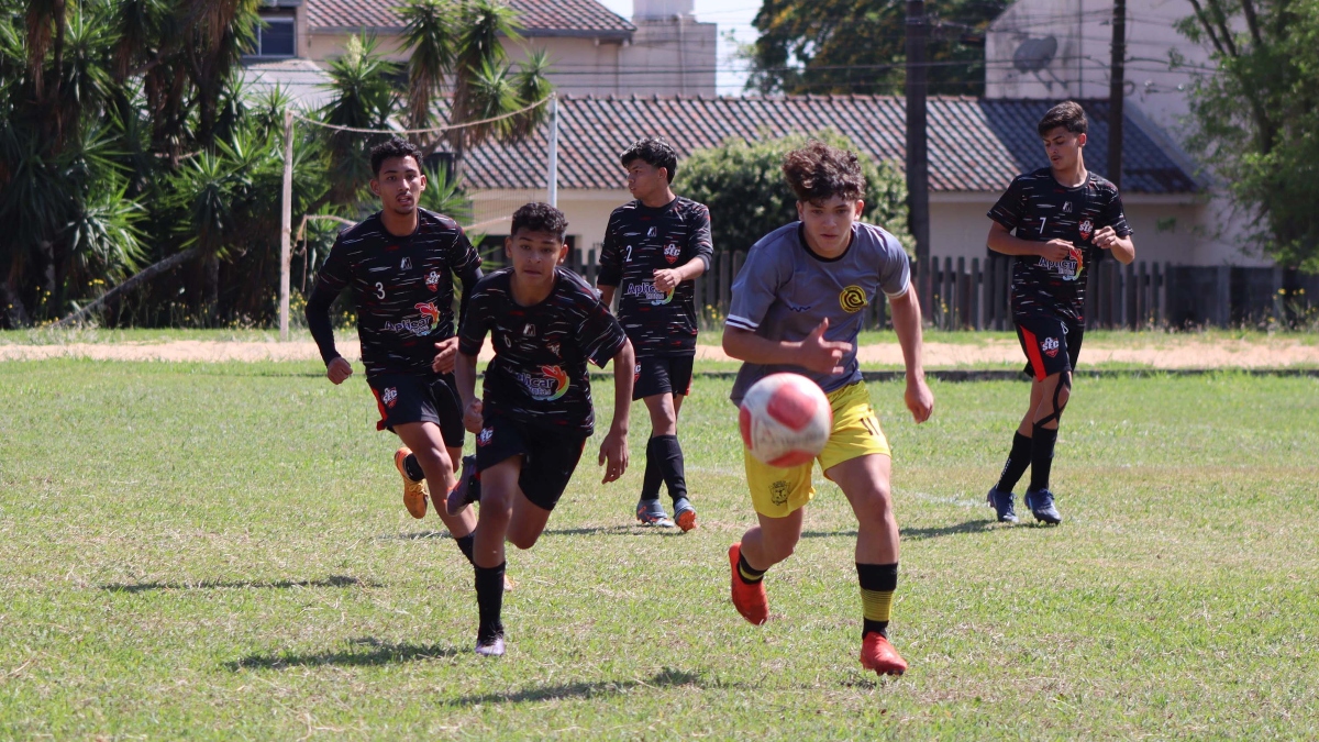 Atletas competindo no "Paraná Bom de Bola"