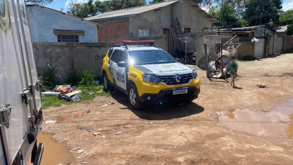 Policial Civil entrando em viatura