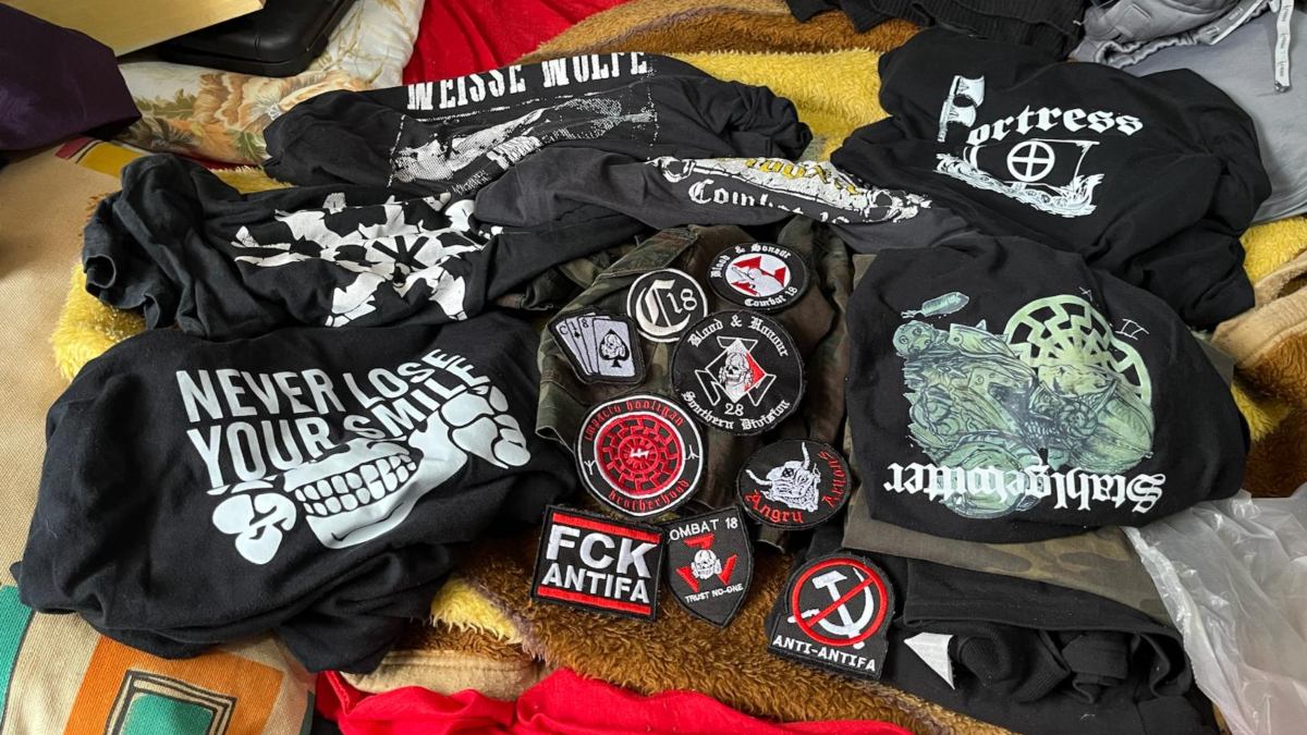 A Polícia Civil do Paraná (PCPR) apreendeu diversos objetos com símbolos neonazistas, no bairro São Braz, em Curitiba, na terça-feira (1º). O material estava em posse de um homem de 34 anos, que foi indiciado pelos crimes de organização criminosa e racismo.