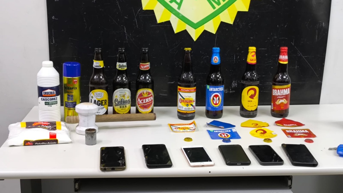 A Polícia Militar do Paraná (PMPR) desmontou na quarta-feira (16) um esquema de adulteração de rótulos de cervejas e prendeu dez pessoas que integravam o grupo criminoso. De acordo com a polícia, a quadrilha operava em um barracão no bairro Boqueirão, falsificando os produtos, que então eram distribuídos para comércios de Curitiba, Região Metropolitana e até mesmo do interior do estado.