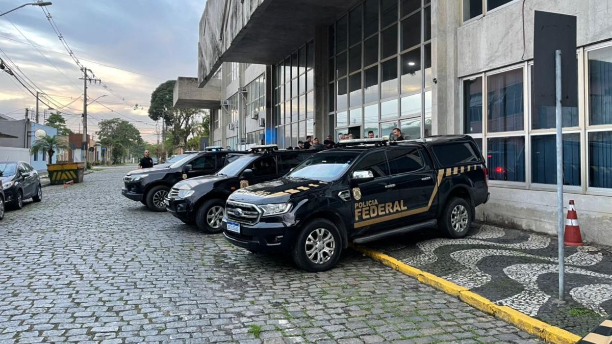 A Polícia Federal (PF) realiza nesta quinta-feira (24) a operação Voto Não Tem Preço, para aprofundar as investigações sobre um esquema de compra de votos em Paranaguá, no litoral paranaense. Os policiais cumpriram oito mandados de busca e apreensão no âmbito da operação, três deles em gabinetes de vereadores que foram reeleitos para a legislatura que começa em janeiro de 2025.