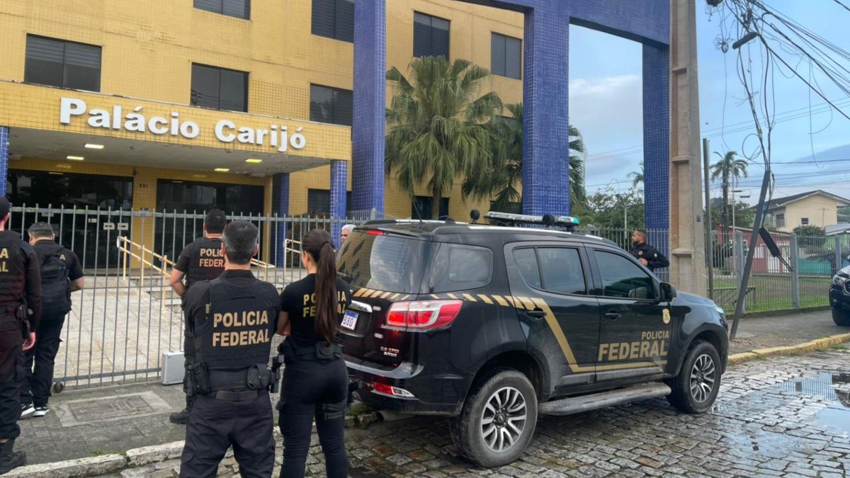 A Polícia Federal (PF) realiza nesta quinta-feira (24) a operação Voto Não Tem Preço, para aprofundar as investigações sobre um esquema de compra de votos em Paranaguá, no litoral paranaense. Os policiais cumpriram oito mandados de busca e apreensão no âmbito da operação, três deles em gabinetes de vereadores que foram reeleitos para a legislatura que começa em janeiro de 2025.