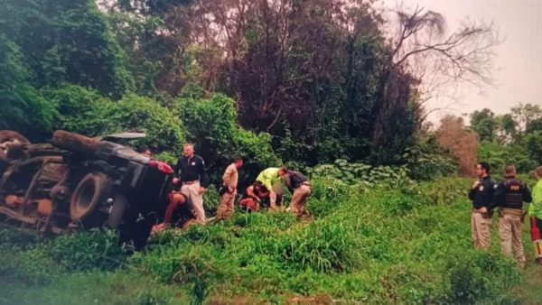 Um motorista de caminhão evitou que o engavetamento que envolveu ao menos 17 veículos e causou a morte de uma pessoa, na BR-277, tivesse consequências ainda mais graves. Isso porque ele jogou o caminhão no canteiro central da rodovia ao avistar o trânsito parado. Assim, ele evitou colidir contra alguns carros que estavam no final da fila formada após o primeiro acidente.