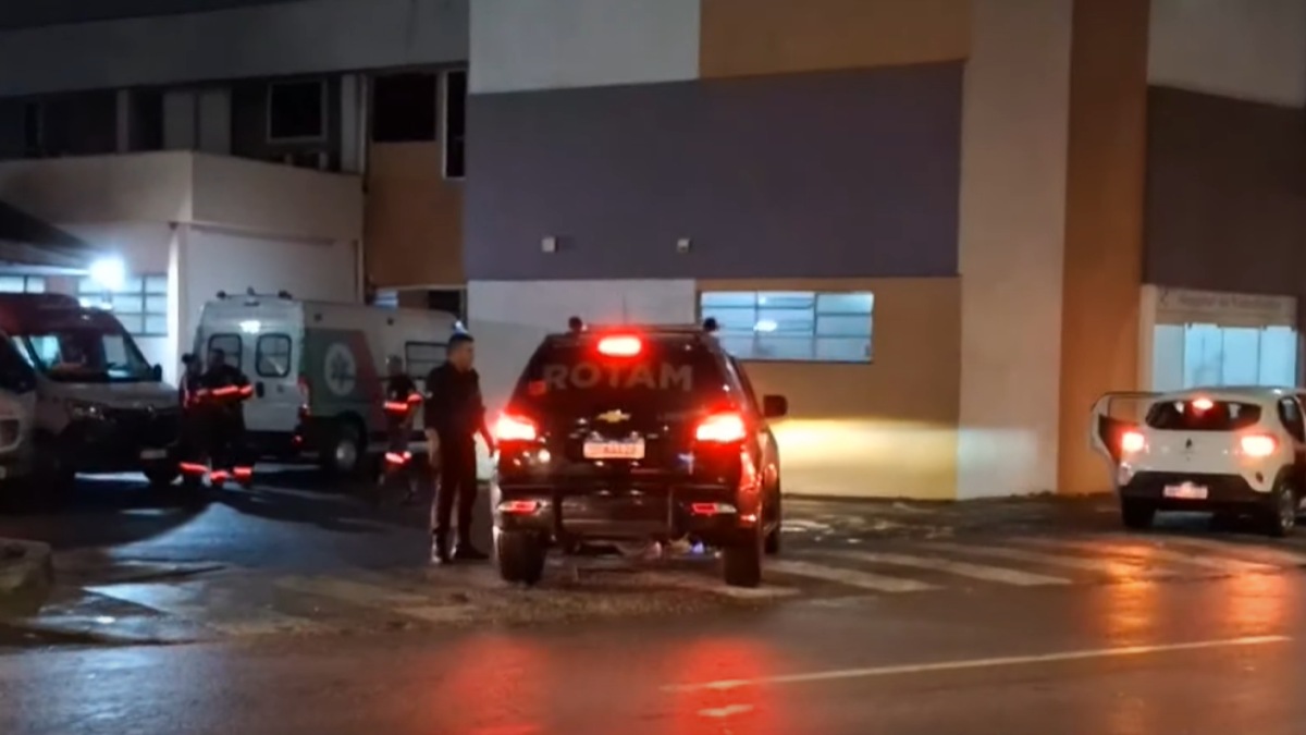 Policial baleado em viatura é levado para Hospital do Trabalhador