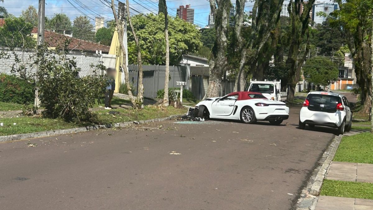 Porsche avaliado em R$ 650 mil é encontrado abandonado em Curitiba  
