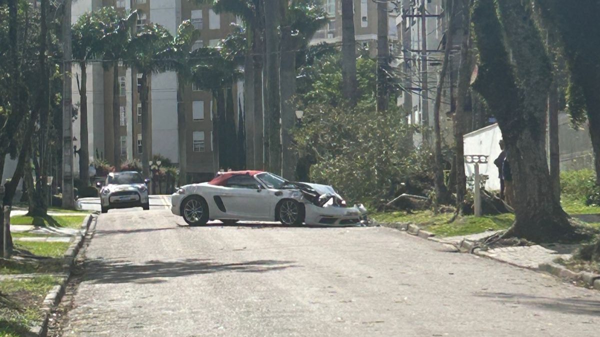 Porsche avaliado em R$ 650 mil é encontrado abandonado em Curitiba  
