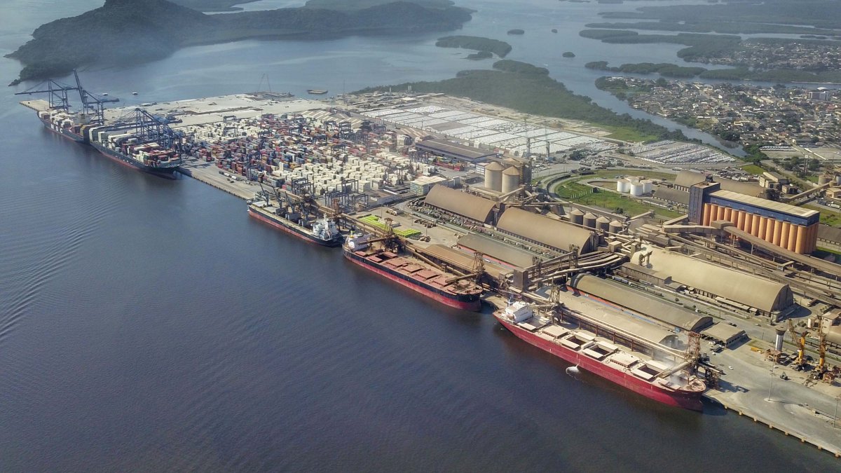 O canal de acesso do Porto de Paranaguá, no litoral do estado, será a primeira concessão de um canal de acesso de um porto público no Brasil 