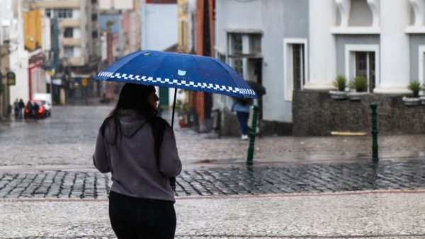 Frente fria traz temporal e rajadas de vento de até 90 km/h ao Paraná