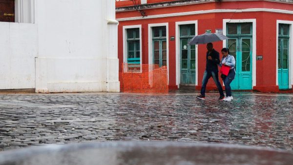 Câmeras mostram chegada do Furacão Milton; assista ao vivo