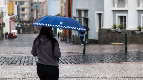 Chuva forte atinge cidade do Paraná e causa alagamentos; vídeos